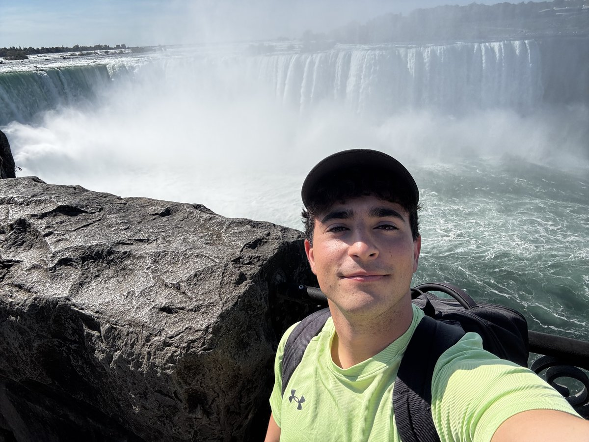 César, con camiseta verde, junto a las cataratas